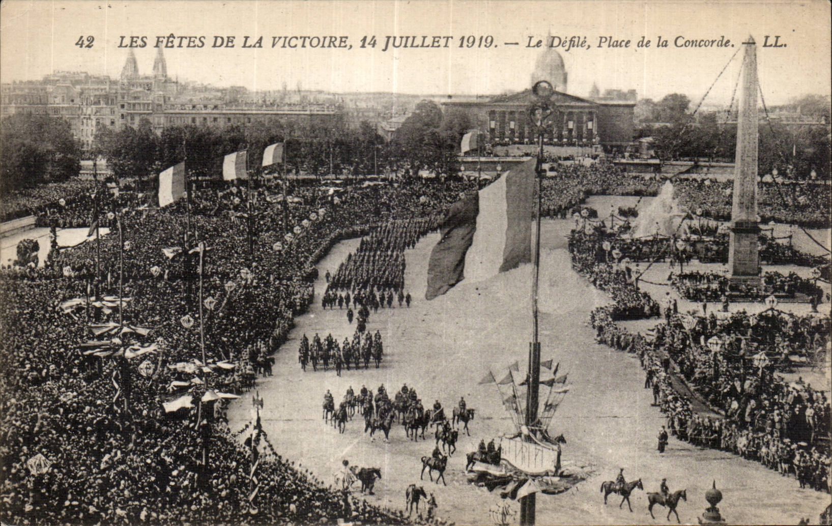 CPA Militaria Paris Fetes de la victoire du 14 juillet 1919 le defile Place de la Concorde