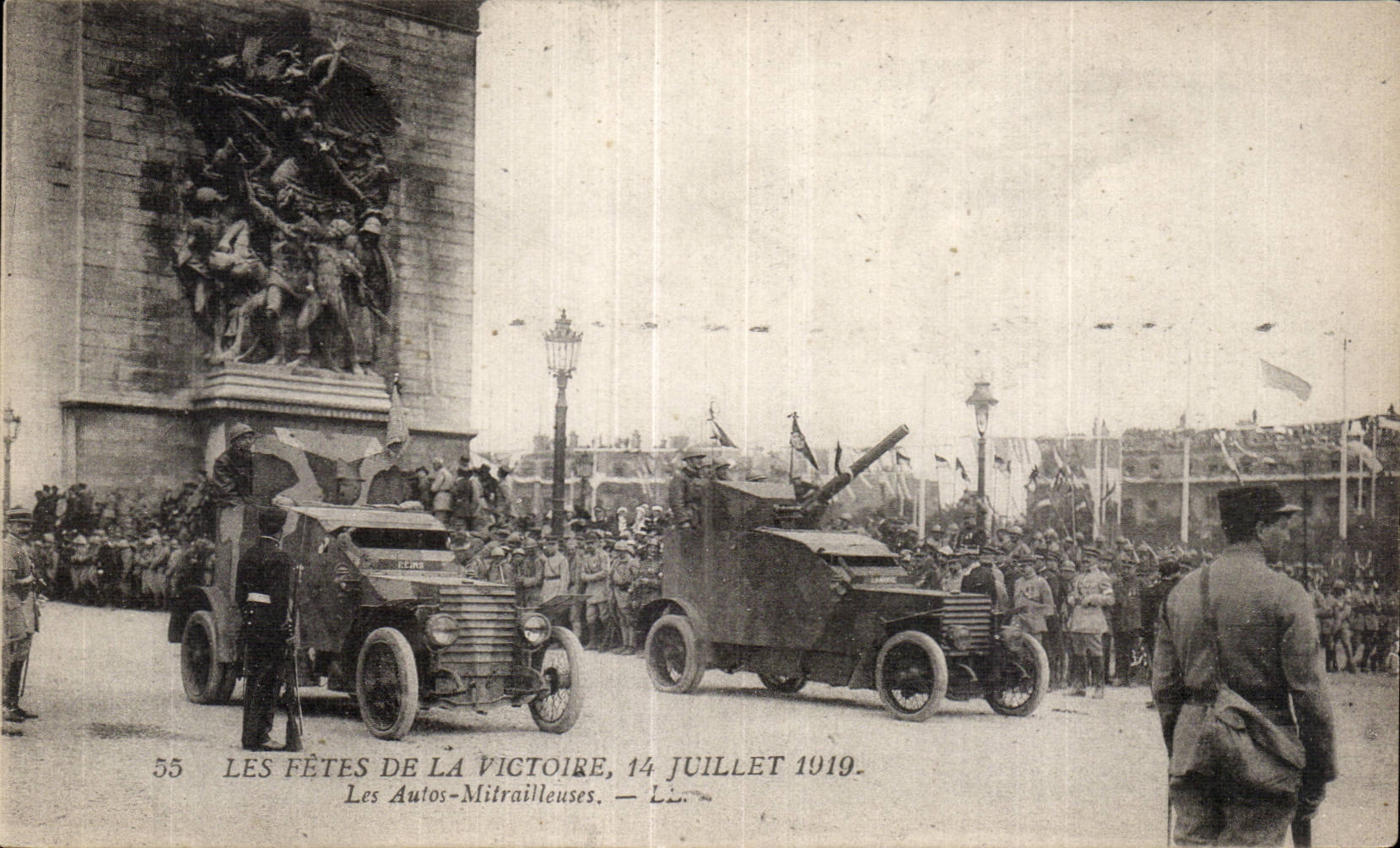 CPA Militaria Paris Fetes de la victoire du 14 juillet 1919 Les autos mitrailleuses Tank