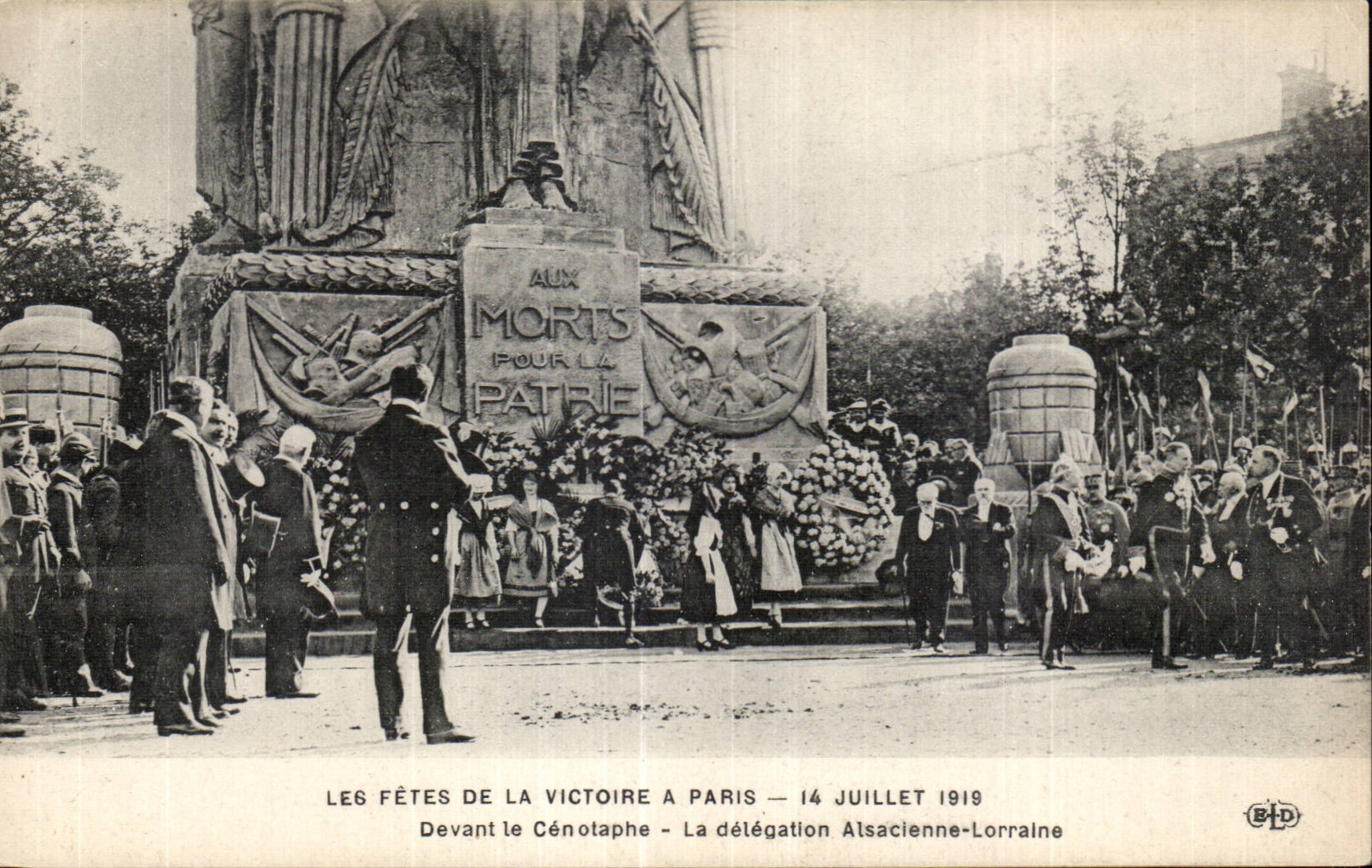 CPA Militaria Paris Fetes de la victoire a Paris 14 juillet 1919 Devant le Cenotaphe la delegation Alsacienne lorraine 