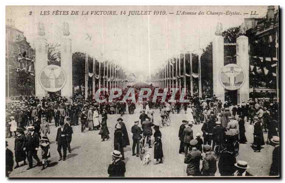 CPA Militaria Paris Fetes de la victoire a Paris 14 juillet 1919 L avenue des Champs Elysees