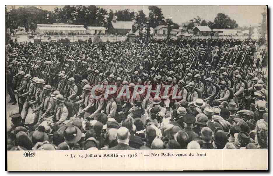 CPA Militaria Paris Le 14 juillet a Paris en 1916 Nos poilus venus du front 