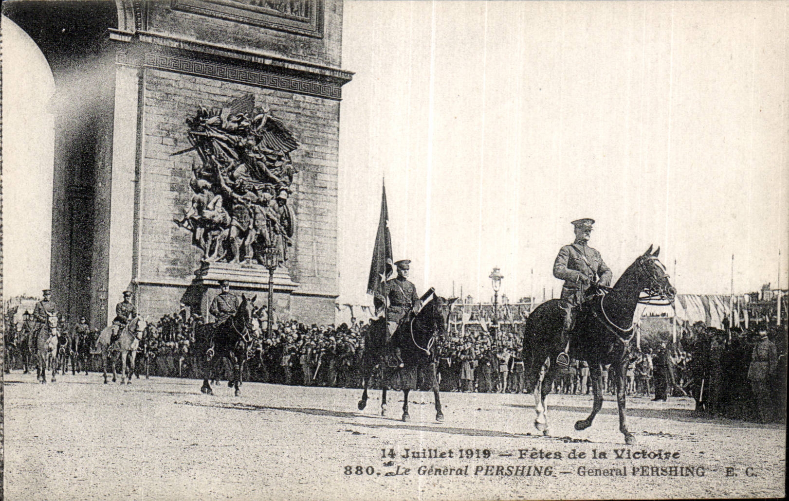 CPA Militaria Paris Le 14 juillet a Paris en 1919 Fetes de la Victoire General Pershing 