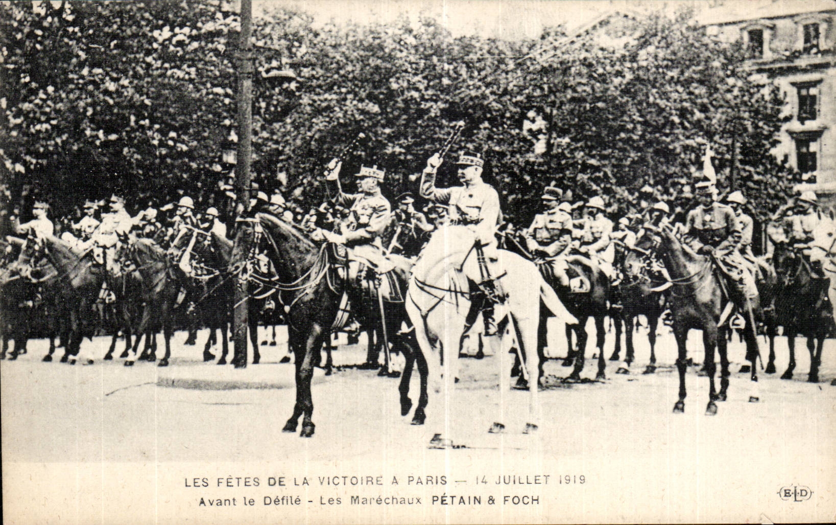 CPA Militaria Paris Le 14 juillet a Paris en 1919 Fetes de la Victoire Avant le defile Les marechaux Joffre et Foch 