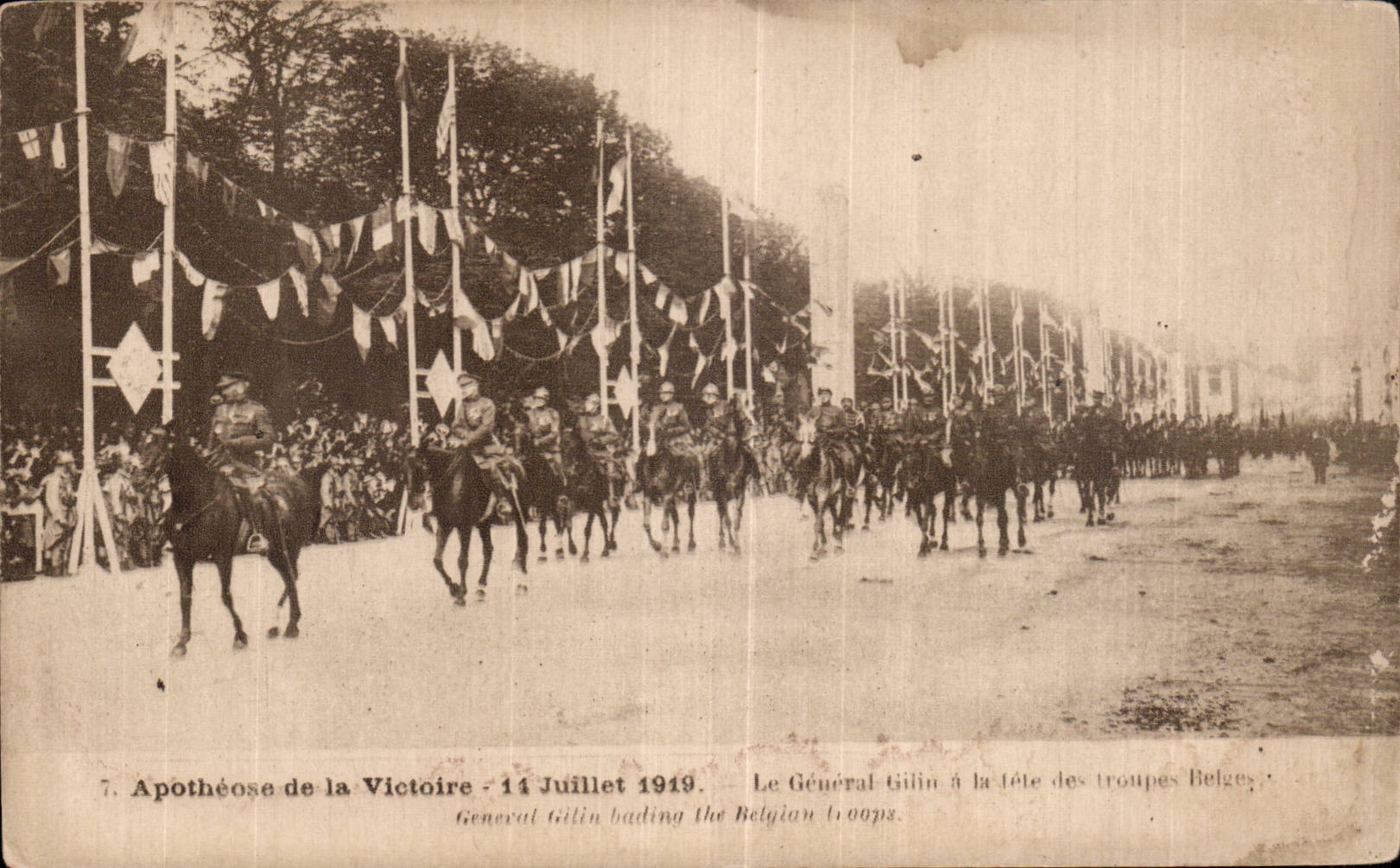 CPA Militaria Paris Le 14 juillet a Paris en 1919 Fetes de la Victoire Le general Gilin a la tete de troupes belges 