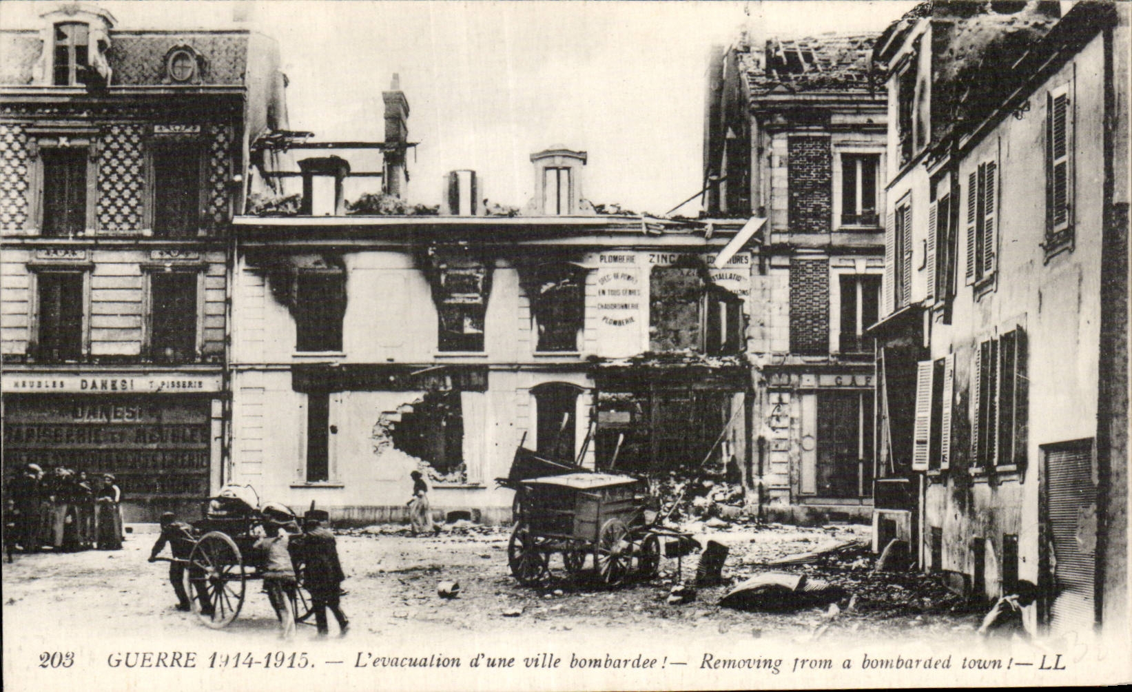 CPA Militaria Guerre de 1914 L evacuation d une ville bombardee