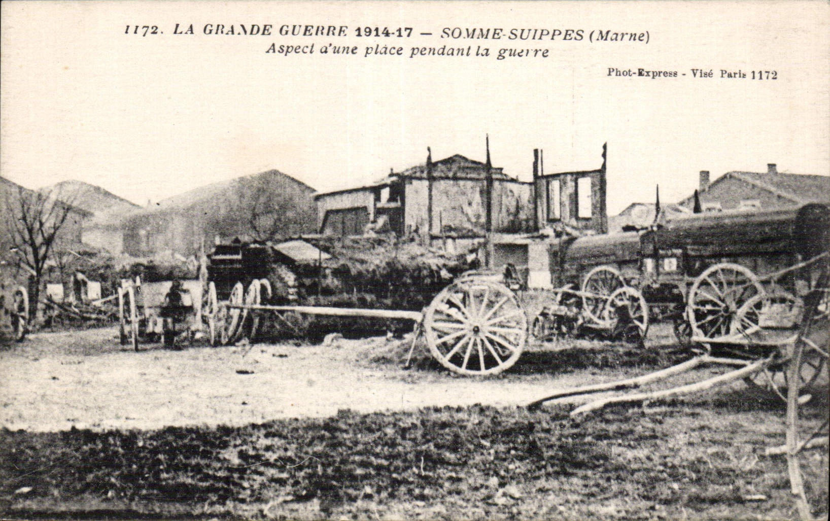 CPA Militaria Guerre de 1914 Somme Suippes Aspect d une place pendant la guerre 