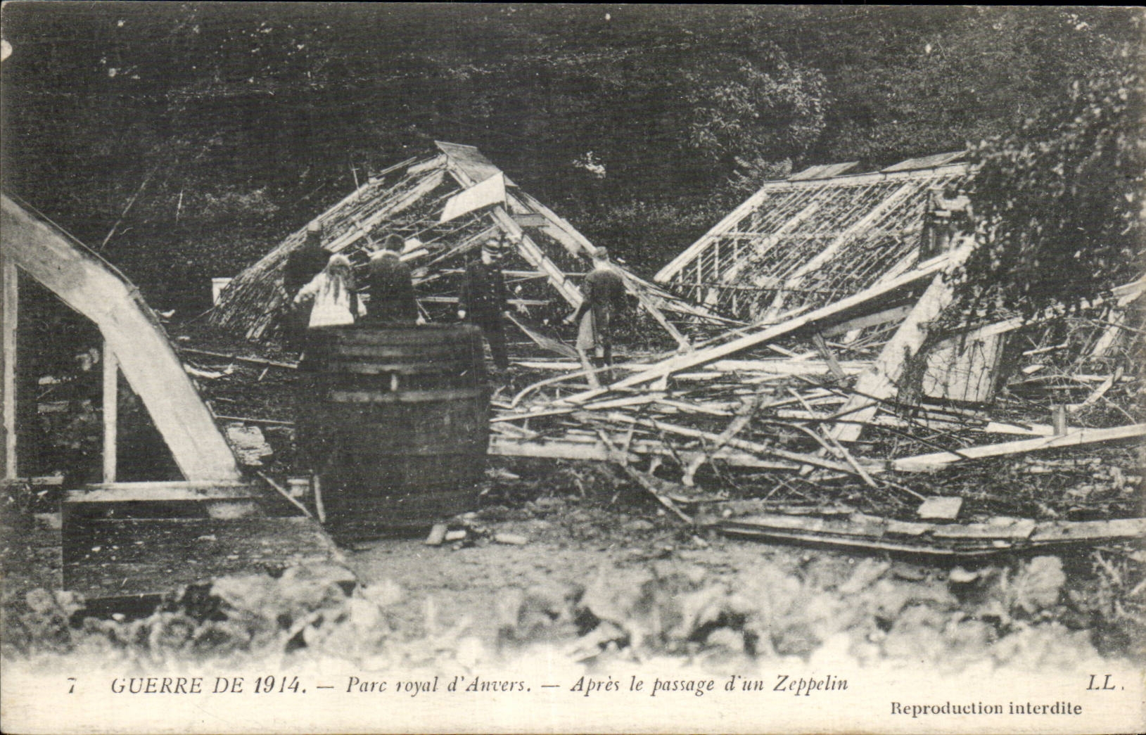 CPA Militaria Guerre de 1914 Parc Royal d Anvers Apres le passage d un zeppelin 