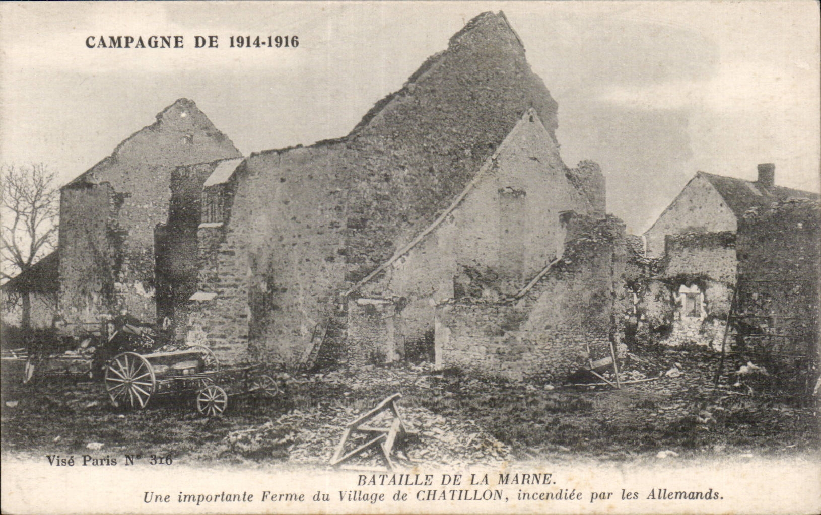 CPA Militaria Chalons sur marne Une importante ferme du village de Chatillon incendiee par les allemands