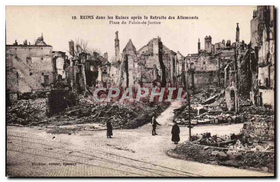 CPA Militaria Reims dans les ruines apres la retraite des allemands Place du palais de justice