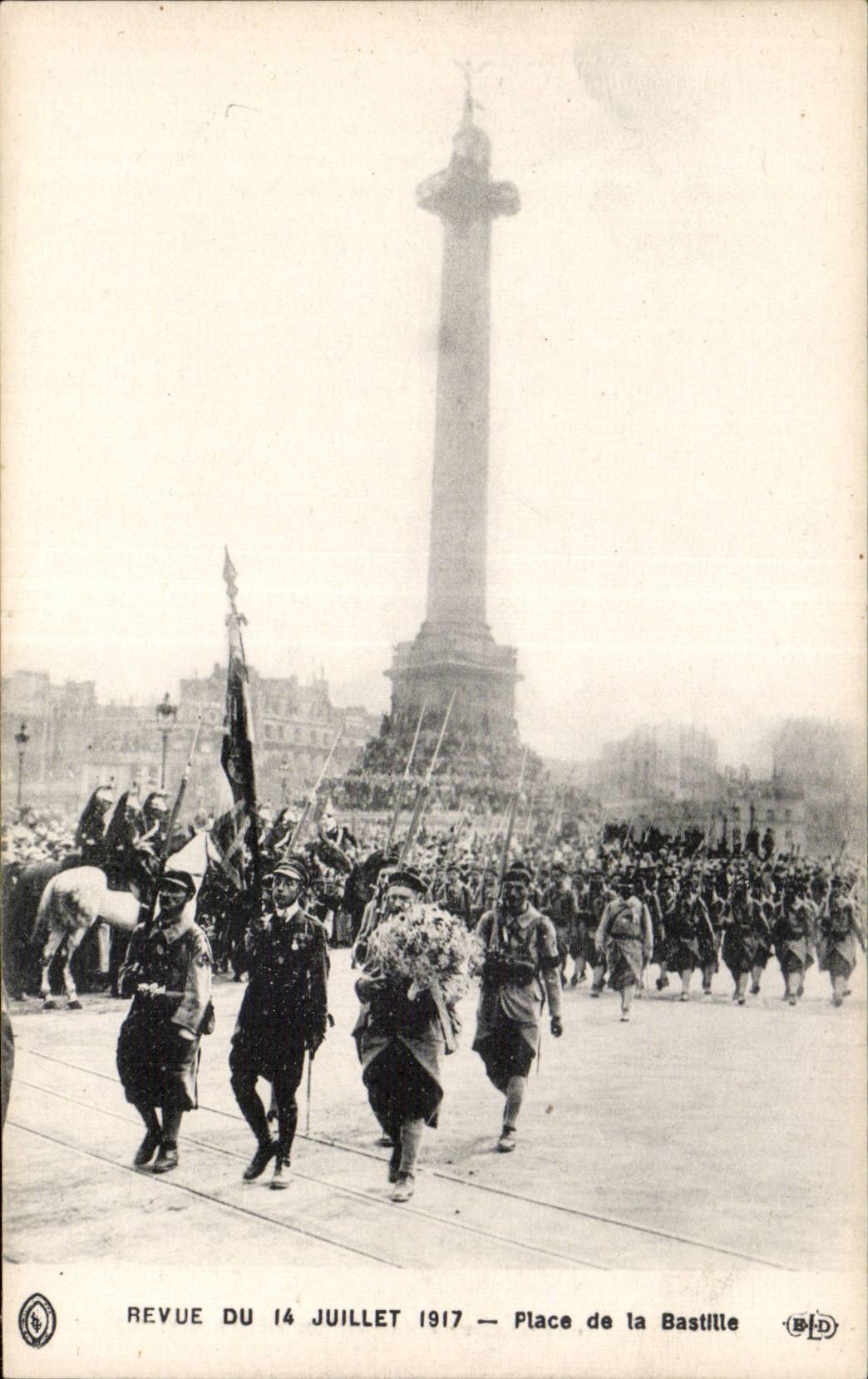 CPA Militaria Revue du 14 juillet 1917 Place de la Bastille
