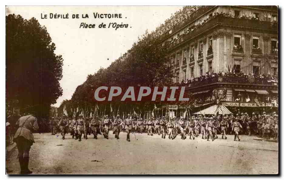 CPA Militaria Le defile de la victoire Place de l Opera