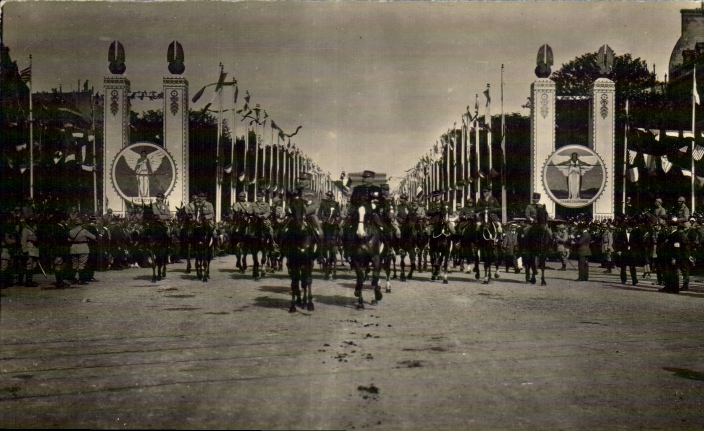 CPA Militaria Le defile de la victoire Champs Elysees 