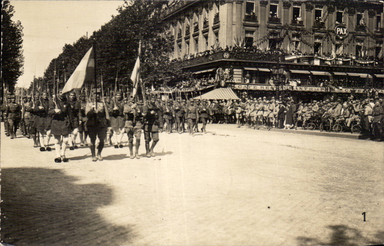 Parade militaire à Paris — Café Restaurant de la Pax — n°1