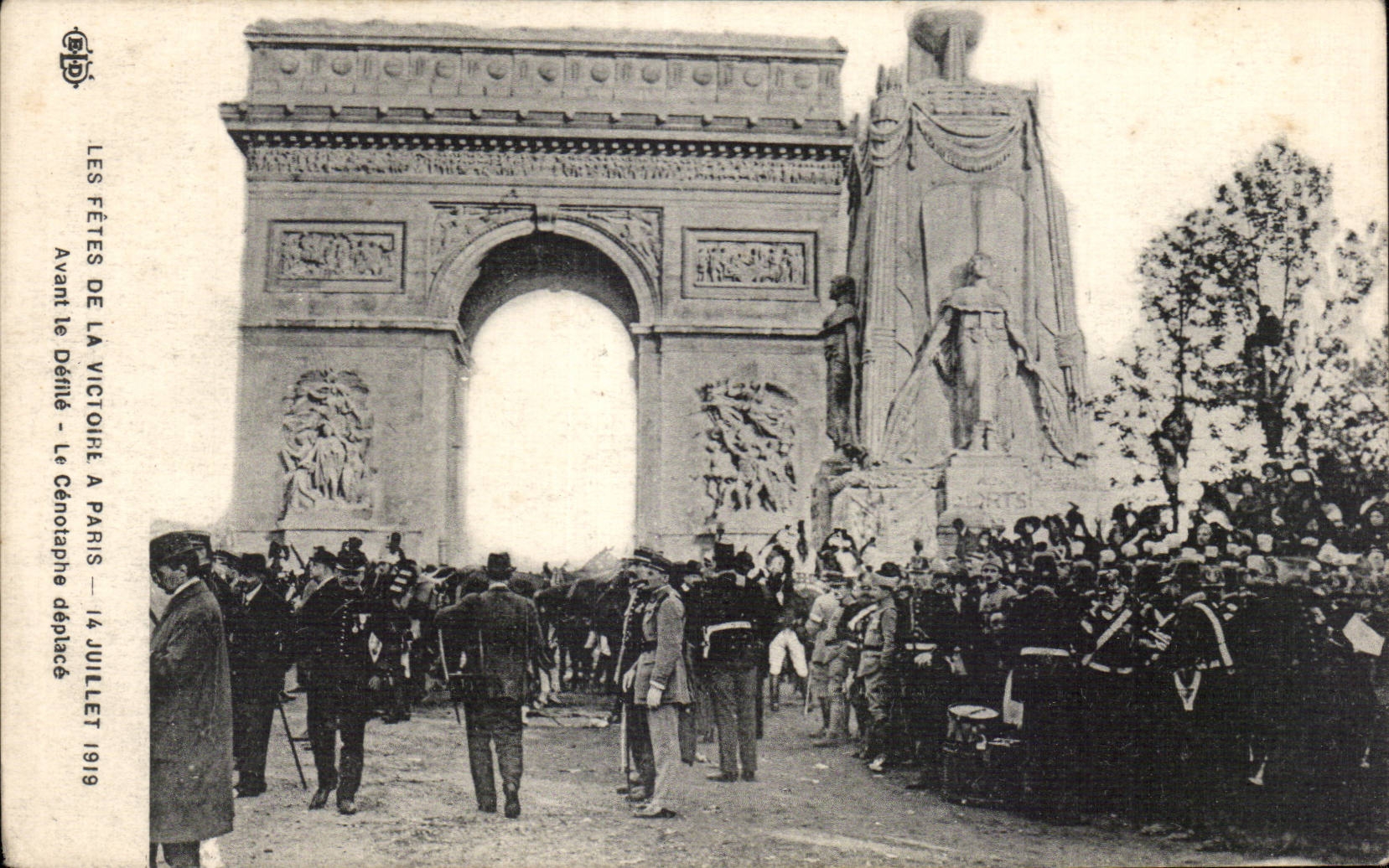 CPA Militaria Paris Fetes de la Victoire 14 juillet 1919 Avant le defile Le Cenotaphe deplace Arc de triomphe 