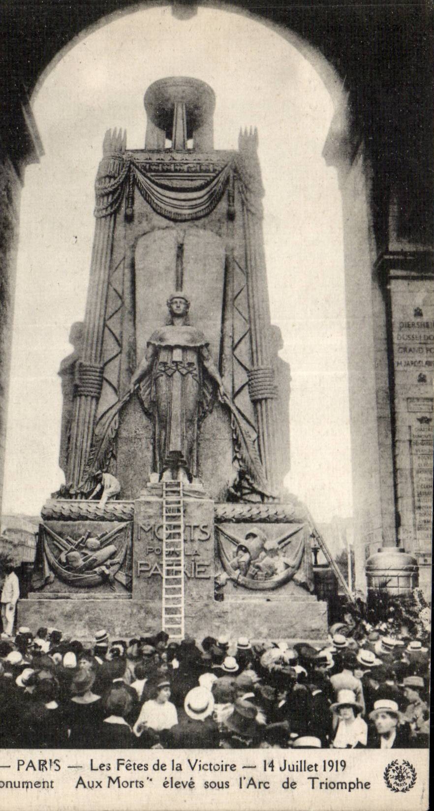 París — Las Fiestas de la Victoria — 14 de julio de 1919 — Monumento a los Caídos erigido bajo el Arco de Triunfo