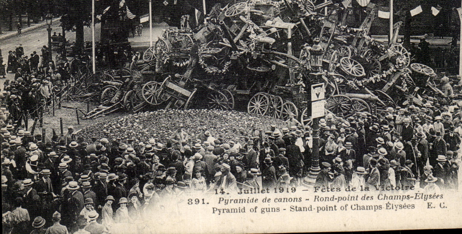 CPA Militaria Paris Les fetes de la Victoire 14 juillet 1919 Pyramide de canons Rond point des Champs Elysees 