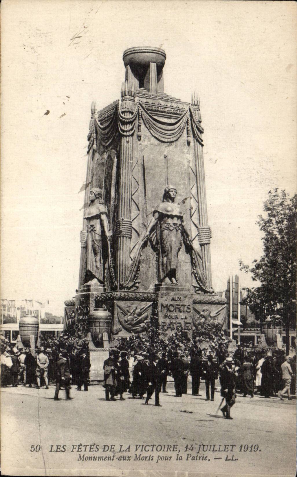 CPA Militaria Paris Les fetes de la Victoire 14 juillet 1919 Monument aux morts pour la patrie