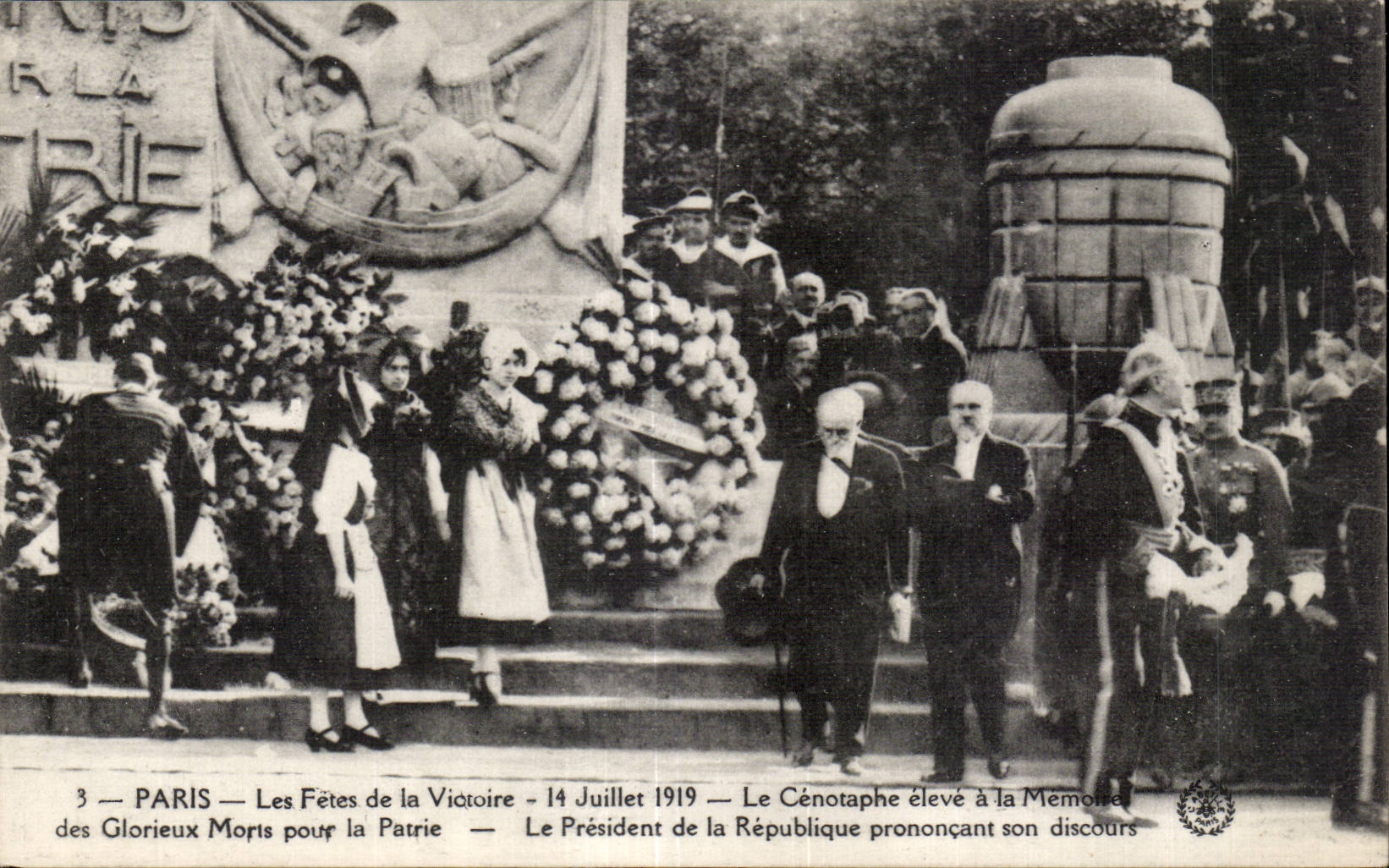 Paris — Les Fêtes de la Victoire — 14 Juillet 1919 — Le Cénotaphe élevé à la Mémoire des Glorieux Morts pour la Patrie — Le Président de la République prononçant son discours