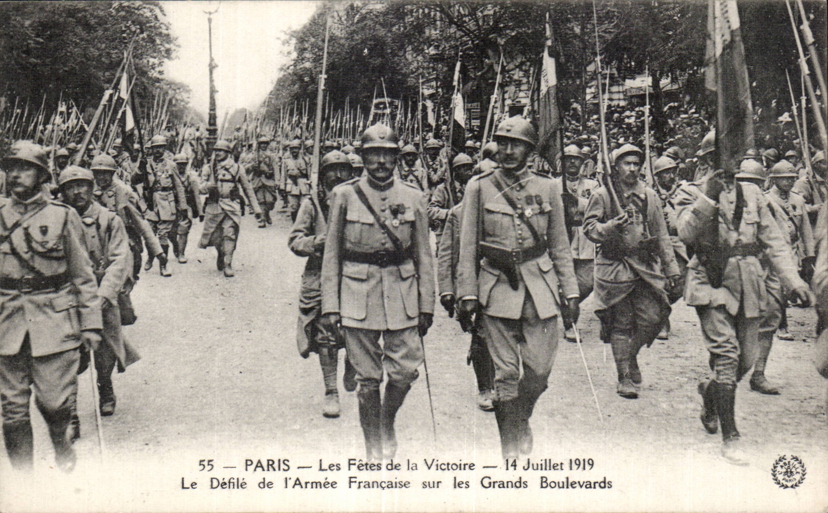 CPA Militaria Paris Fetes de la Victoire 14 juillet 1919 Defile de l armee francaise sur les grands boulevards