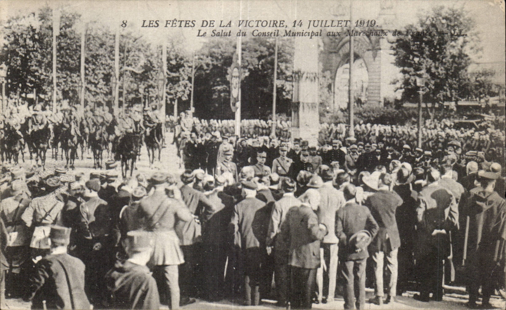 Fêtes de la Victoire — 14 juillet 1919 — Salut du Conseil Municipal aux Marechaux de France — Éditeur : Curie Postale