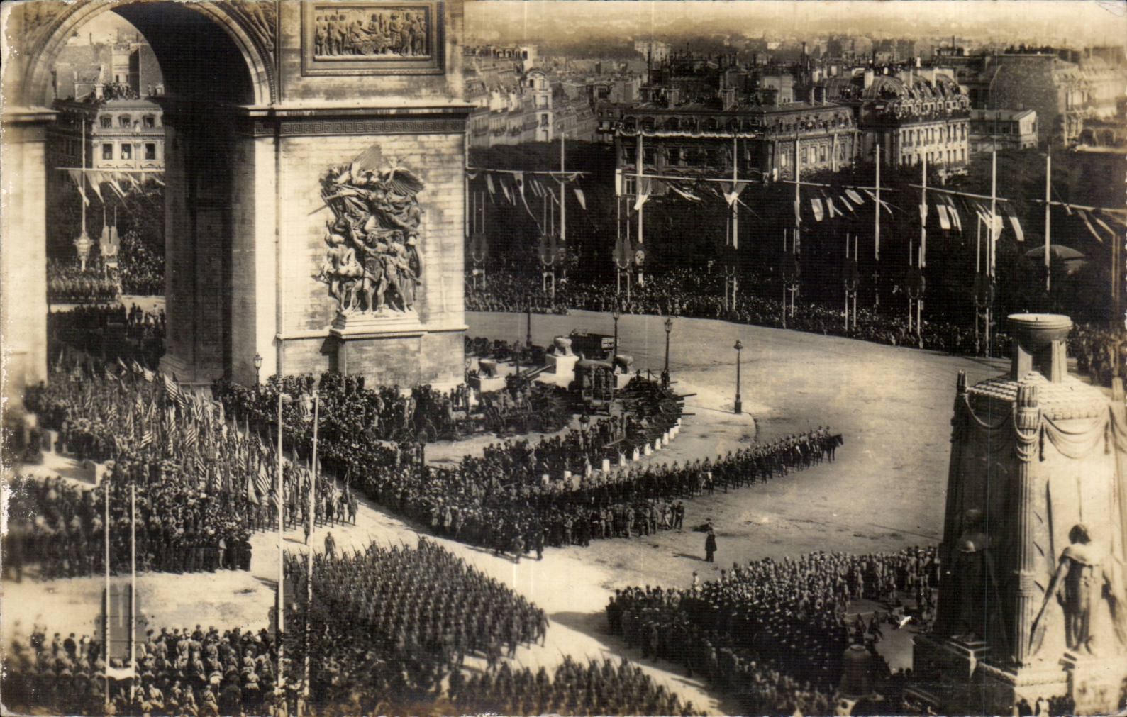 Arc de Triomphe — cérémonie militaire — Paris