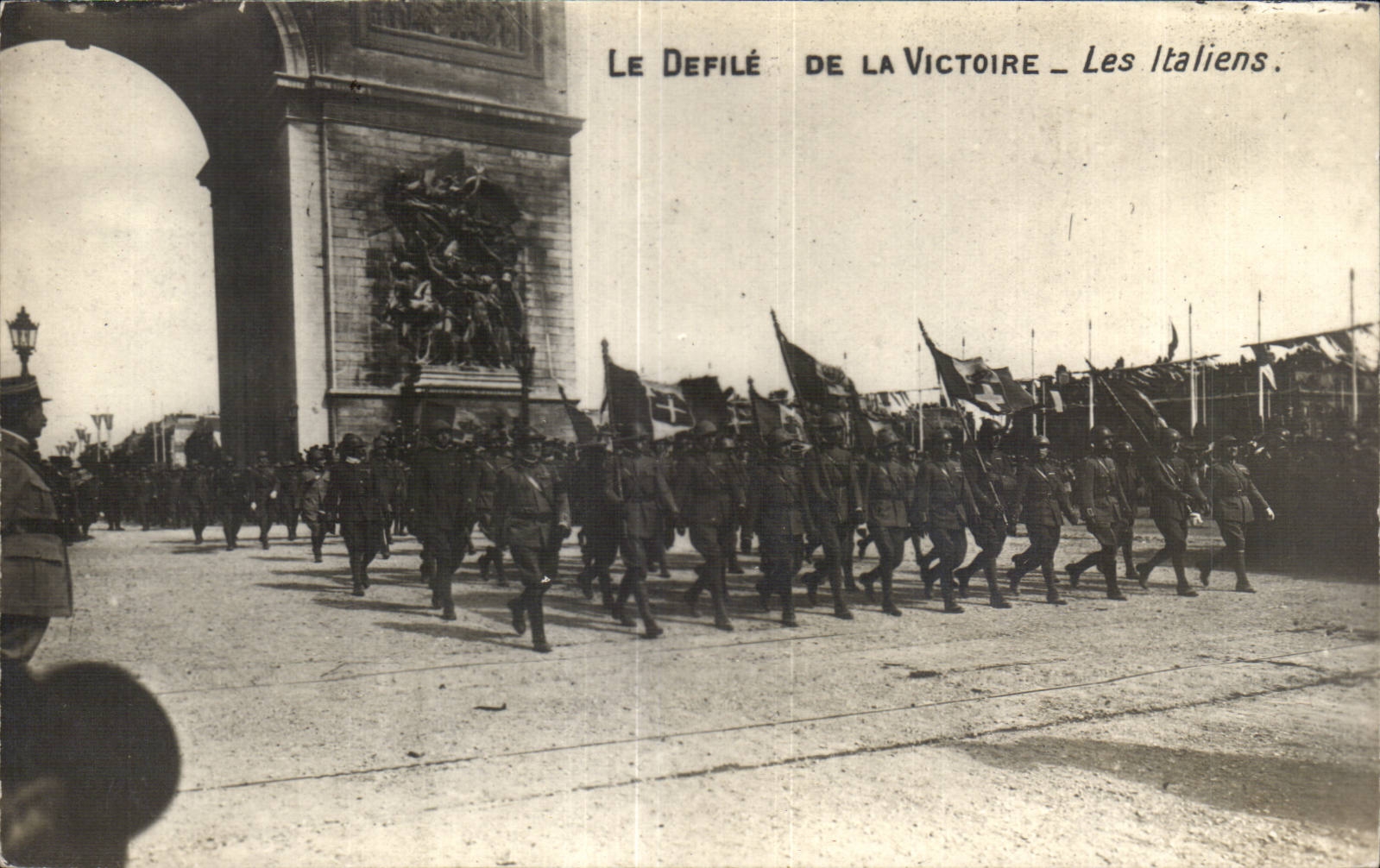 CPA Militaria Paris Fetes de la Victoire 14 juillet 1919 Arc de Triomphe Les italiens 