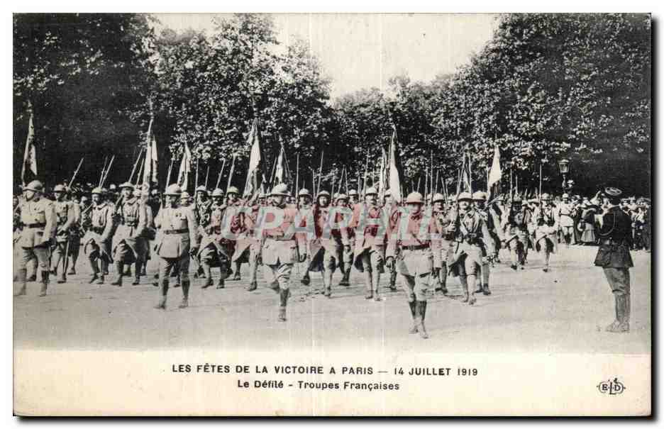 CPA Militaria Paris Fetes de la Victoire 14 juillet 1919 Le defile Troupes francaises