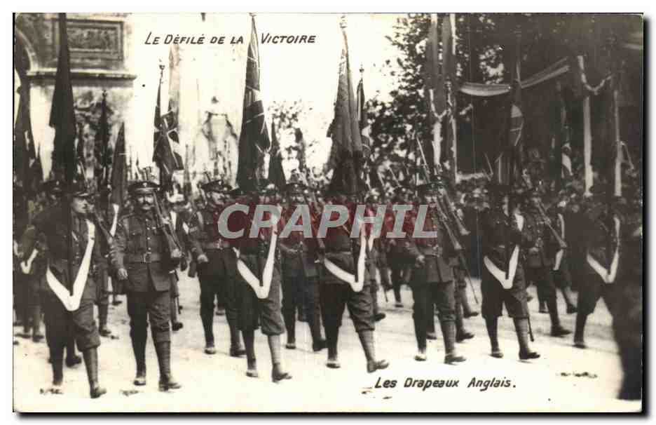 CPA Militaria Paris Defile de la Victoire Les drapeaux anglais 