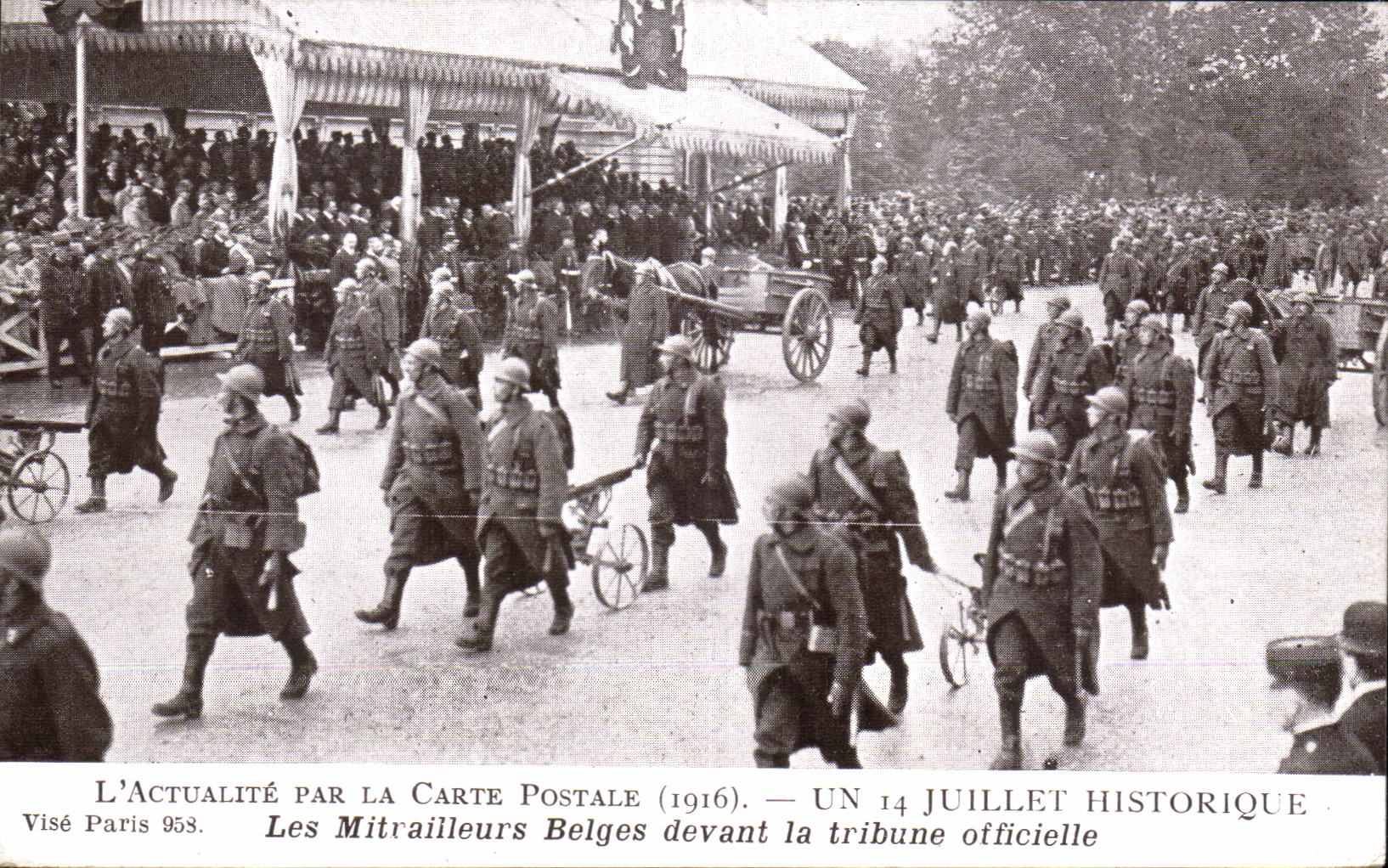 CPA Militaria Paris Un 14 juillet historique Les mitrailleurs belges devant la tribune officielle