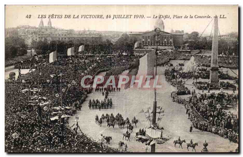 CPA Militaria Paris Les fetes de la Victoir 14 juillet 1919 Le defile Place de la Concorde