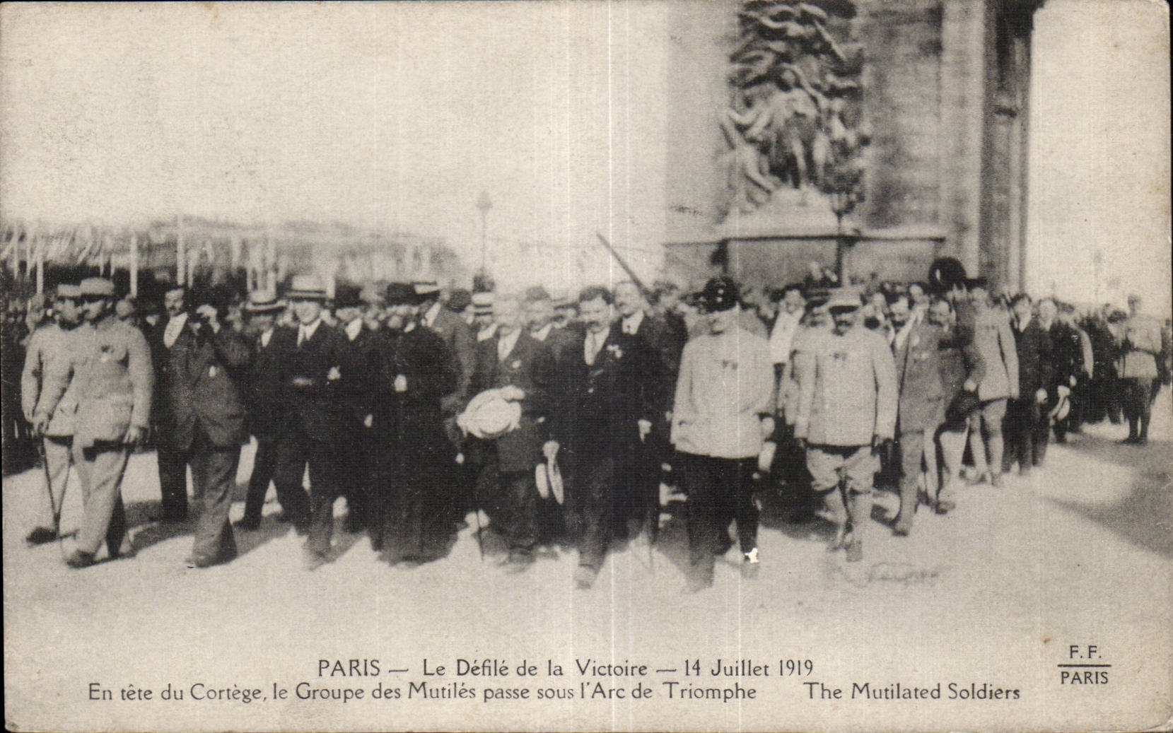 CPA Militaria Paris Le defile de la victoire 14 juillet 1919 En tete du cortege le groupe des mutiles passe sous l arc 