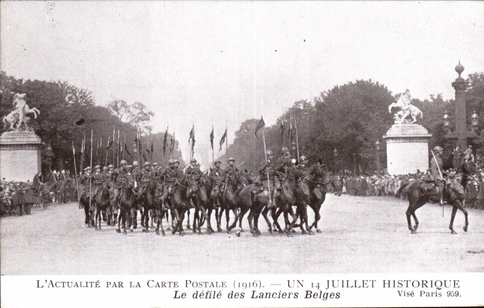 CPA Militaria Paris Le defile de la victoire 14 juillet 1919 Le defile des lanciers belges