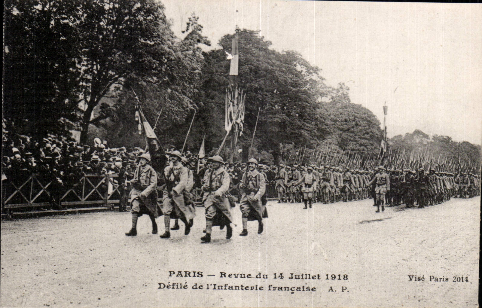 CPA Militaria Paris Revue du 14 juillet 1918 Defile de l infanterie francaise