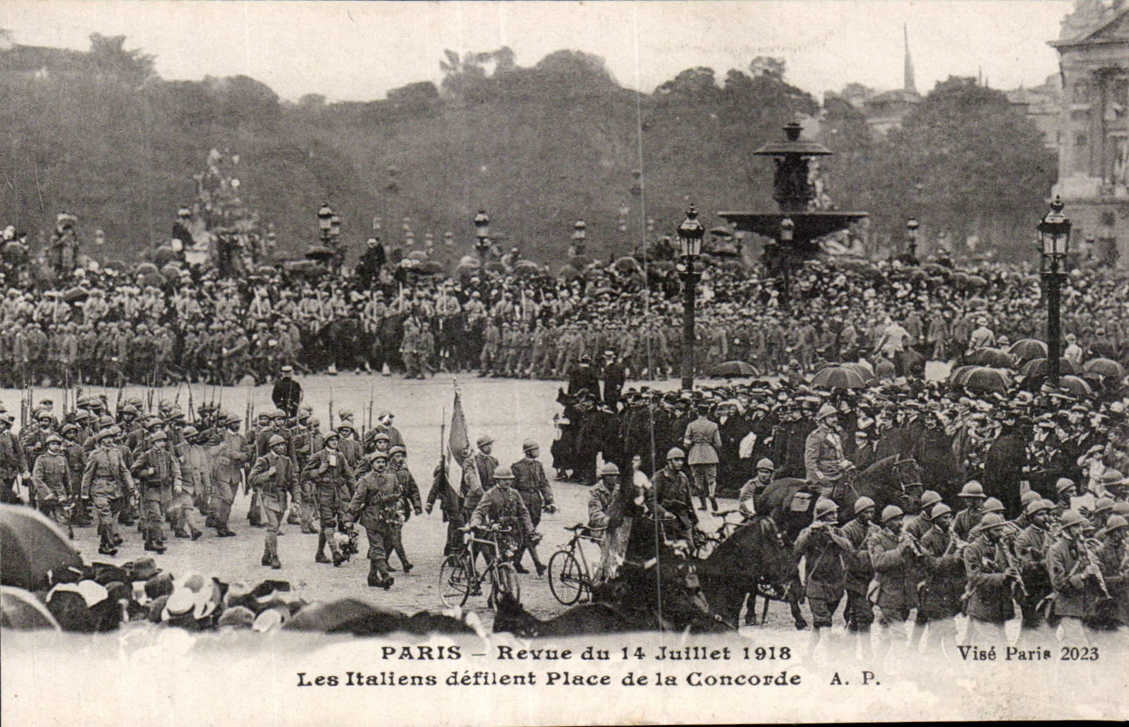 CPA Militaria Paris Revue du 14 juillet 1918 Les italiens defilent Place de la Concorde Velo Cycle
