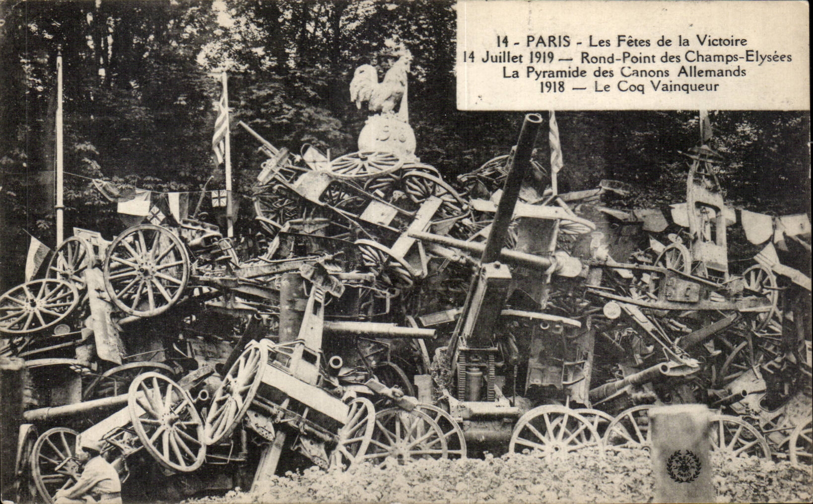 CPA Militaria Paris Fetes de la Victoire 14 juillet 1919 Rond point des Champs Elysees La pyramide de Canons allemands