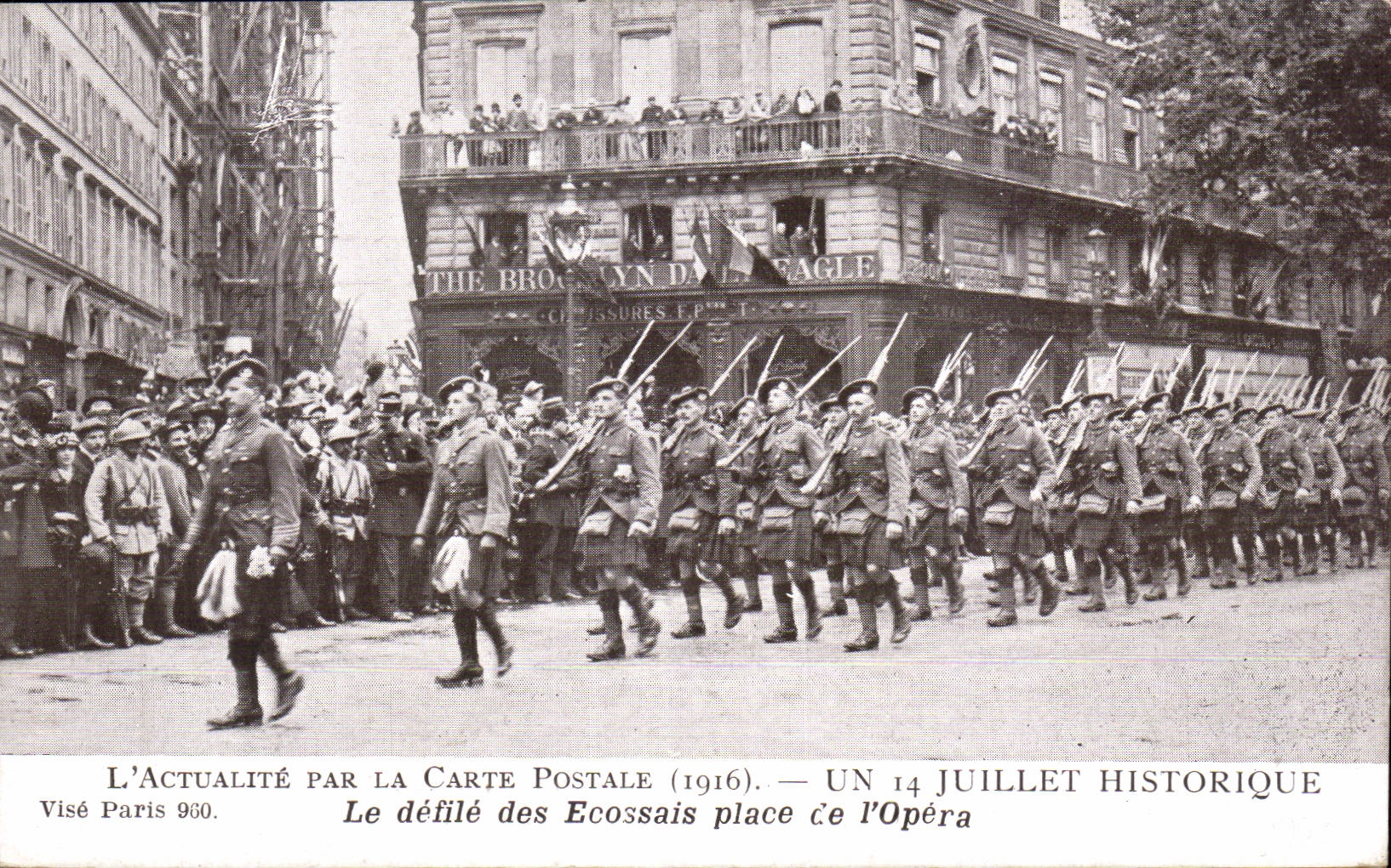 Défilé des Ecossais à l'Opéra — Paris — L'Actualité par la Carte Postale (1916)