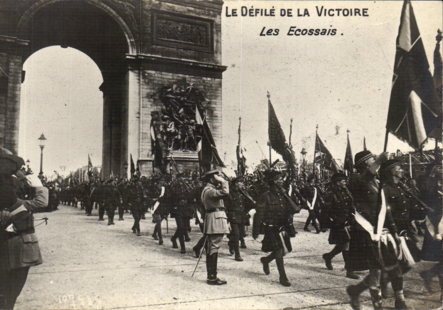 CPA Militaria Paris Defile de la Victoire Les Ecossais Arc de Triomphe 