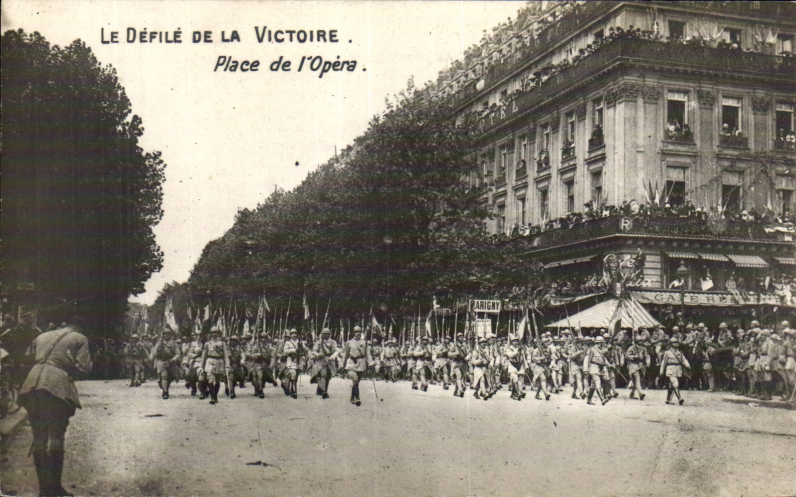 CPA Militaria Paris Defile de la Victoire Place de l Opera