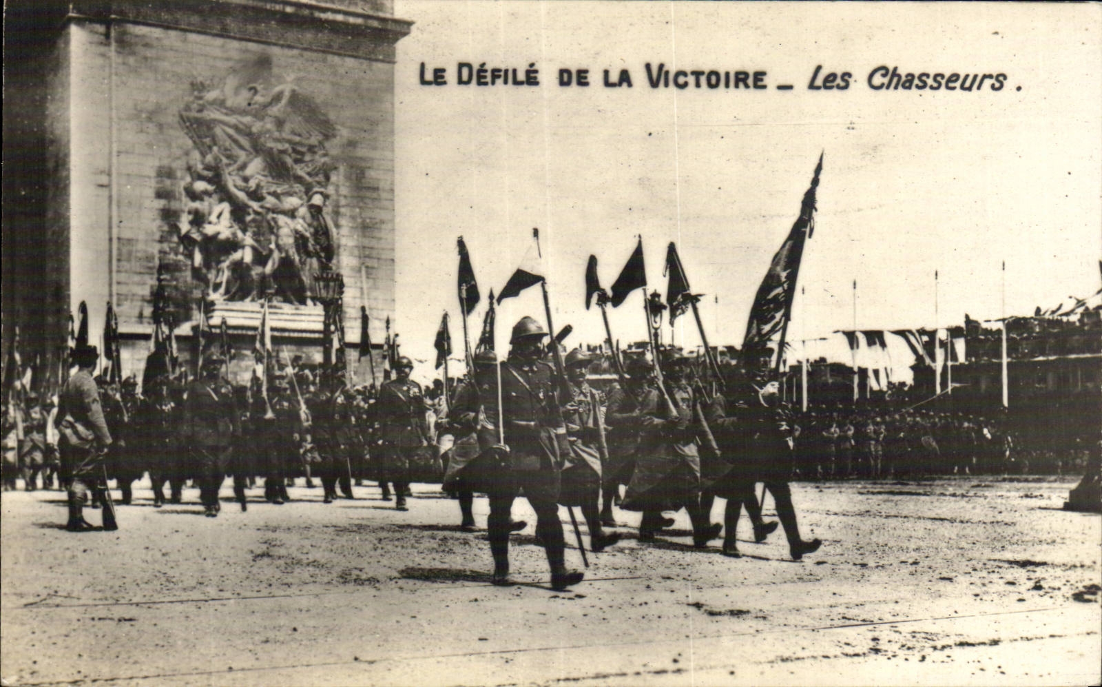 CPA Militaria Paris Defile de la Victoire Les chasseurs Arc de Triomphe 