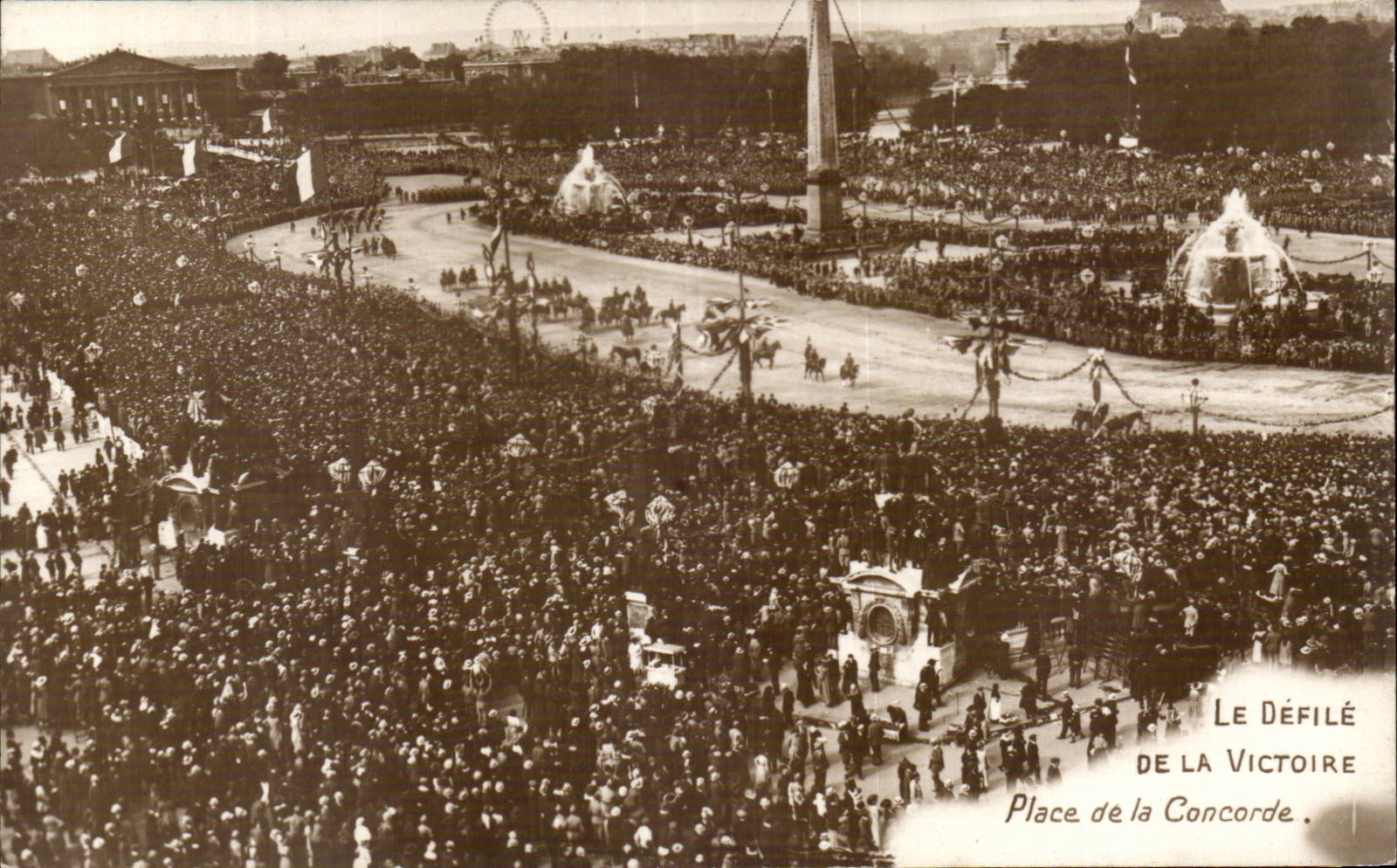 CPA Militaria Paris Defile de la Victoire Place de la Concorde