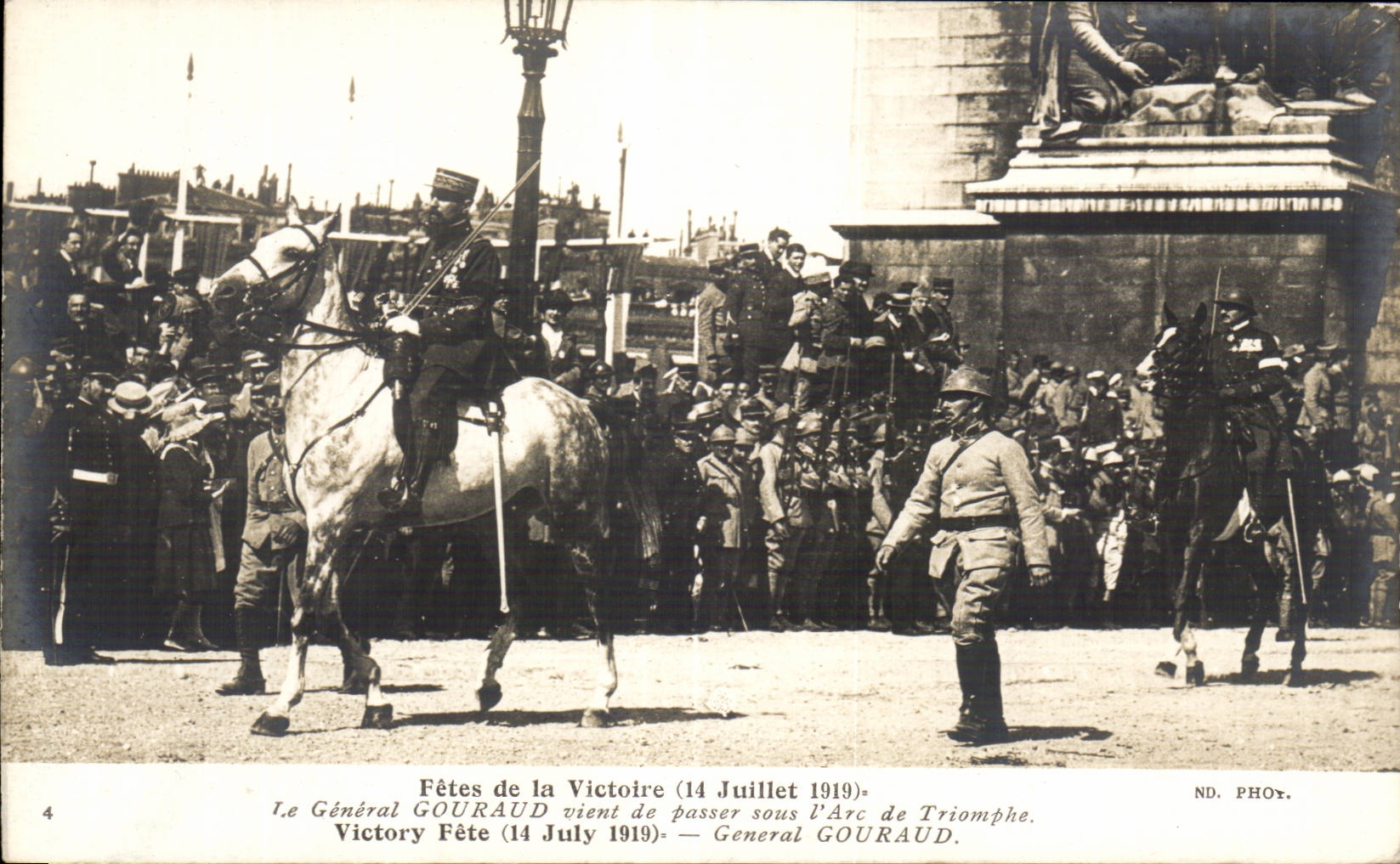Fêtes de la Victoire — Le Général Gouraud passe sous l'Arc de Triomphe — ND. PHOT.