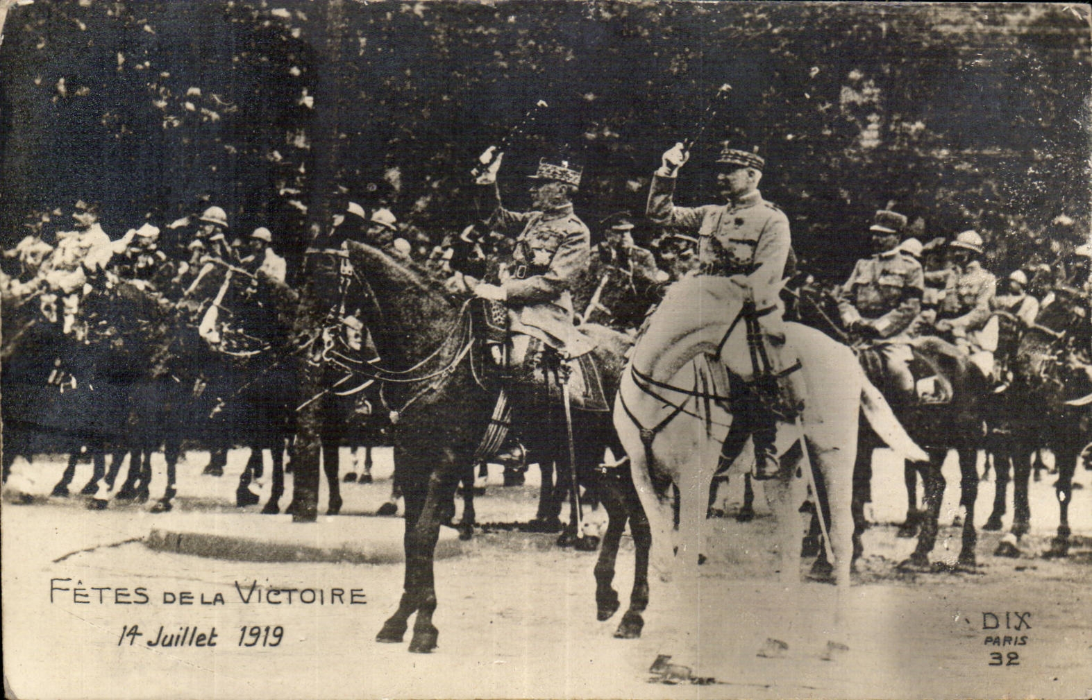 CPA Militaria Paris Fetes de la Victoire 14 juillet 1919 Marechaux Foch et Joffre