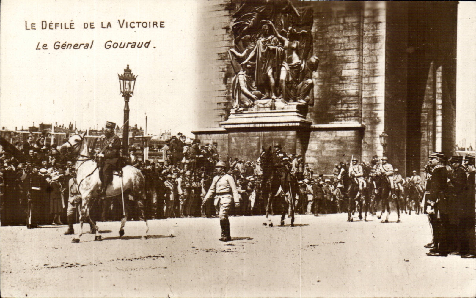 CPA Militaria Paris Fetes de la Victoire 14 juillet 1919 Le general Gouraud Arc de Triomphe 