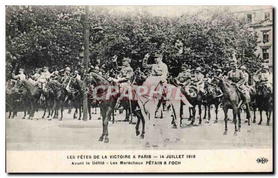 CPA Militaria Paris Fetes de la Victoire 14 juillet 1919 Avant le defile Les marechaux Petain et Foch 