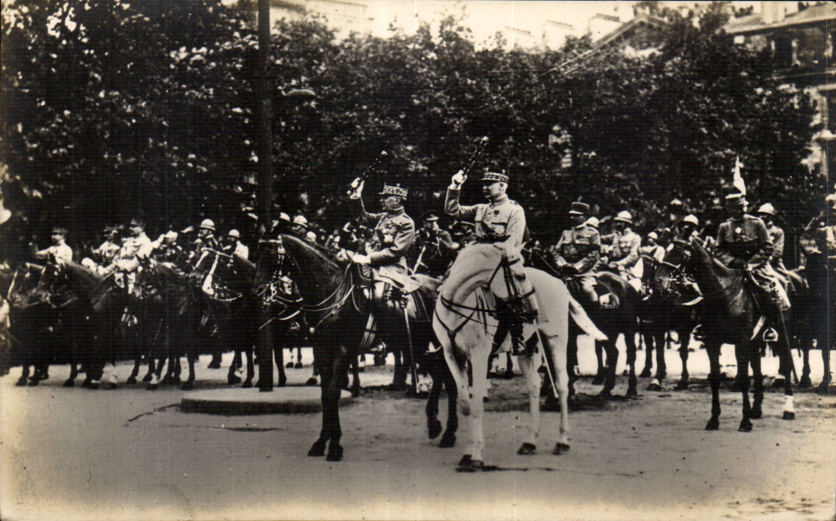 CPA Militaria Paris Fetes de la Victoire 14 juillet 1919 Place de la Republique Les marechaux Foch et Petain 