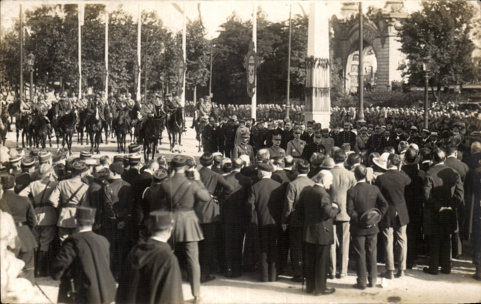 CPA Militaria Paris Fetes de la Victoire 14 juillet 1919 Le salut du conseil municipal aux Marechaux de France 