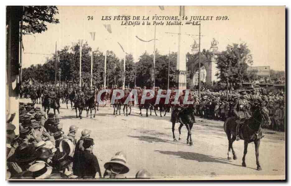 CPA Militaria Paris Fetes de la Victoire 14 juillet 1919 Le defile de la Porte Maillot 