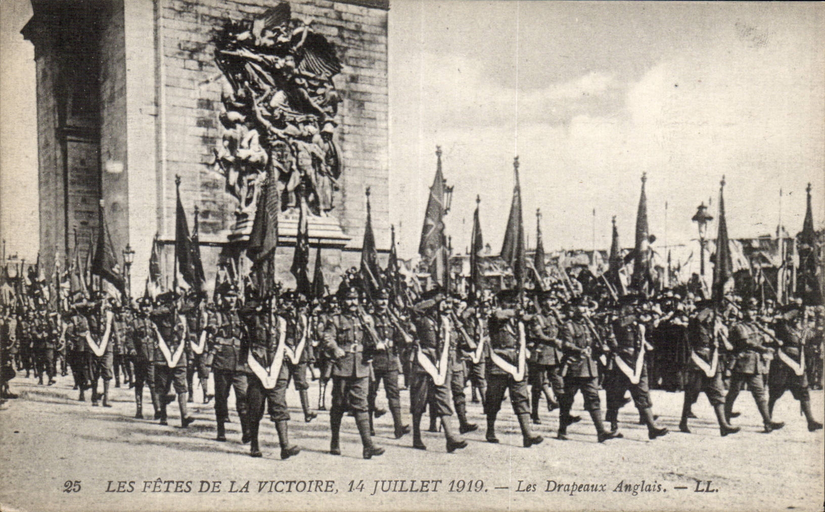CPA Militaria Paris Fetes de la Victoire 14 juillet 1919 Les drapeaux anglais Arc de Triomphe 