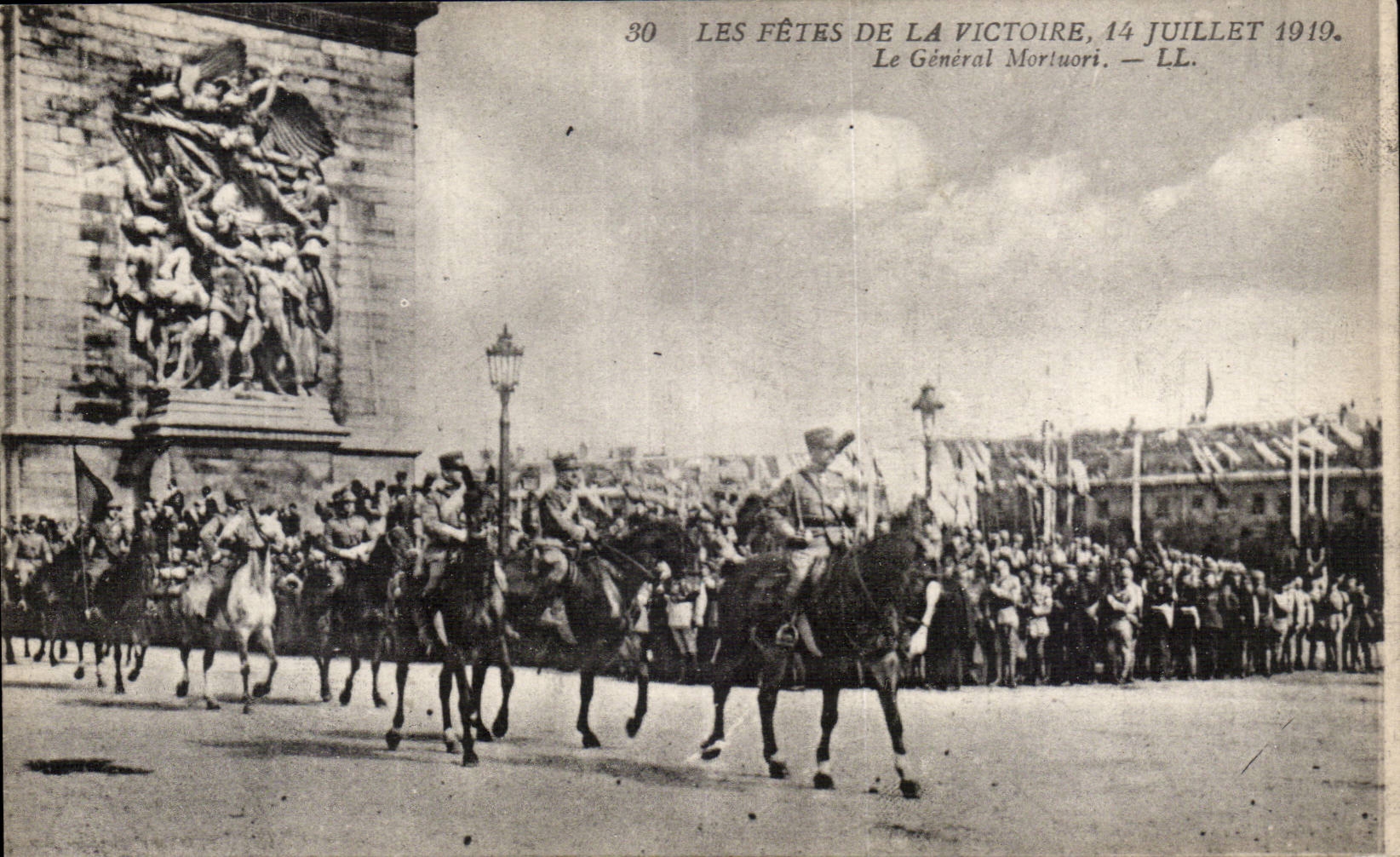 CPA Militaria Paris Fetes de la Victoire 14 juillet 1919 Le general Mortuori Arc de Triomphe 
