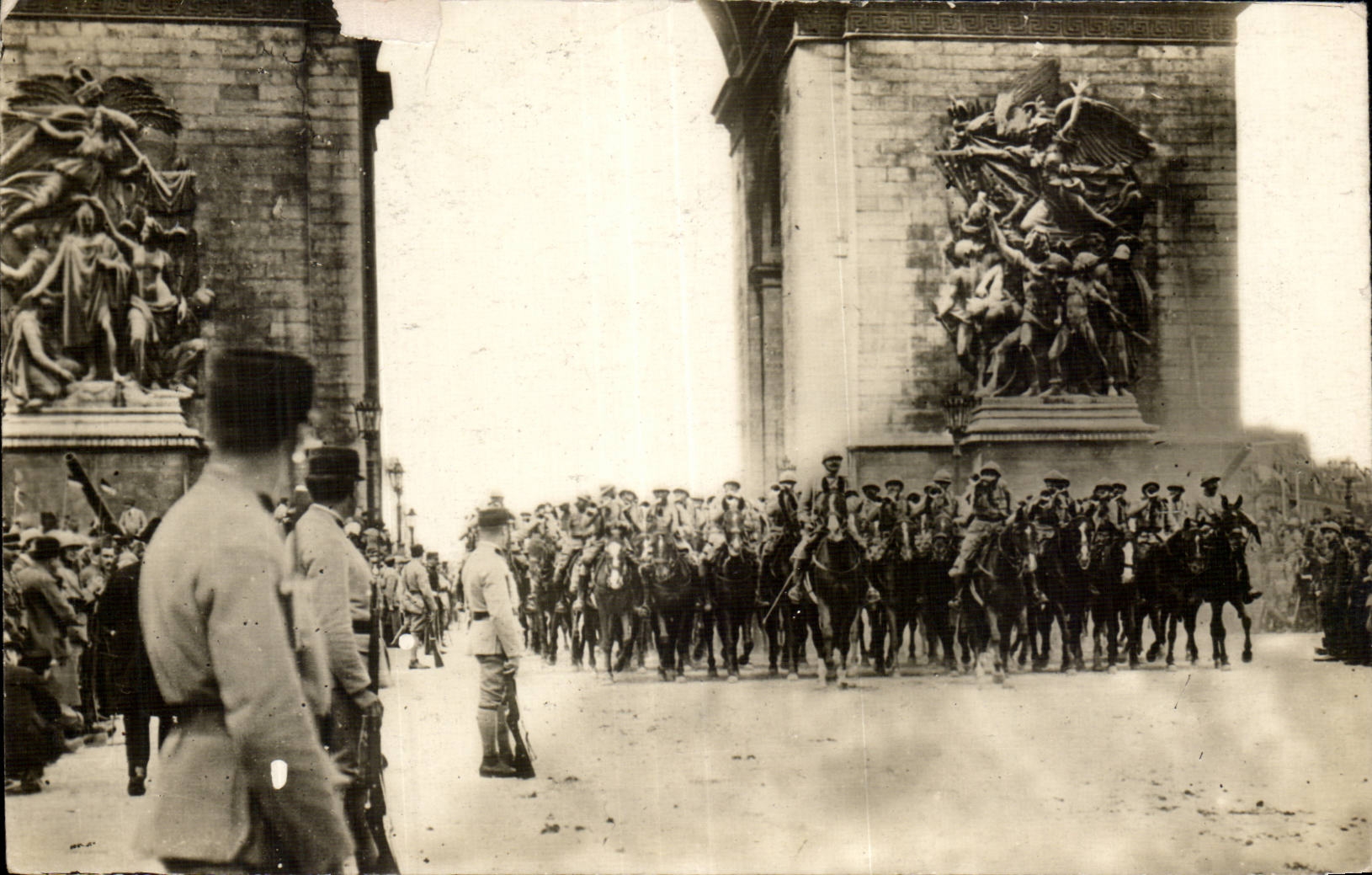 CPA Militaria Paris Fetes de la Victoire 14 juillet 1919 La cavalerie francaise passe sous l arc de Triomphe 